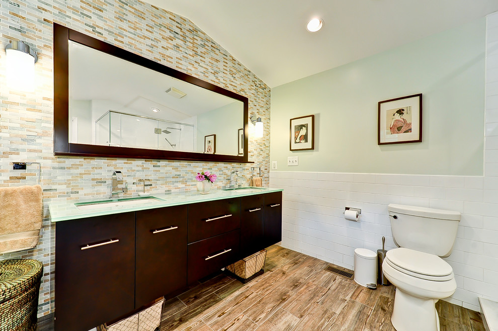 Foto de cuarto de baño actual con azulejos en listel