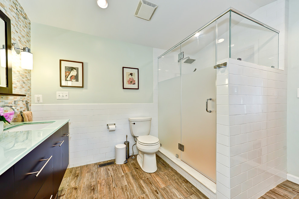 Immagine di una stanza da bagno minimal con piastrelle a listelli