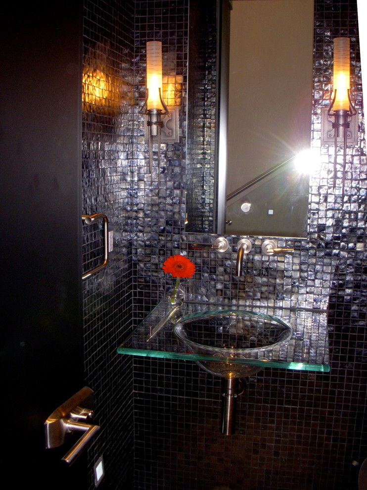 Kleines Modernes Badezimmer mit Wandwaschbecken, Glaswaschbecken/Glaswaschtisch, schwarzen Fliesen, Porzellanfliesen, schwarzer Wandfarbe und Betonboden in Tampa