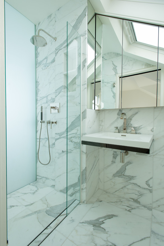 Ejemplo de cuarto de baño principal contemporáneo con lavabo suspendido, baldosas y/o azulejos de piedra y suelo de mármol