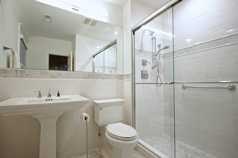 Свежая идея для дизайна: маленькая главная ванная комната в стиле неоклассика (современная классика) с душем в нише, раздельным унитазом, белой плиткой, керамической плиткой, белыми стенами, мраморным полом, раковиной с пьедесталом, серым полом и душем с раздвижными дверями для на участке и в саду - отличное фото интерьера
