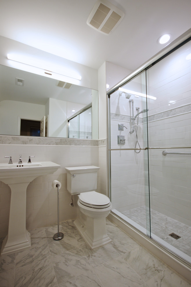 Источник вдохновения для домашнего уюта: маленькая главная ванная комната в стиле неоклассика (современная классика) с душем в нише, раздельным унитазом, белой плиткой, керамической плиткой, белыми стенами, мраморным полом, раковиной с пьедесталом, серым полом и душем с раздвижными дверями для на участке и в саду