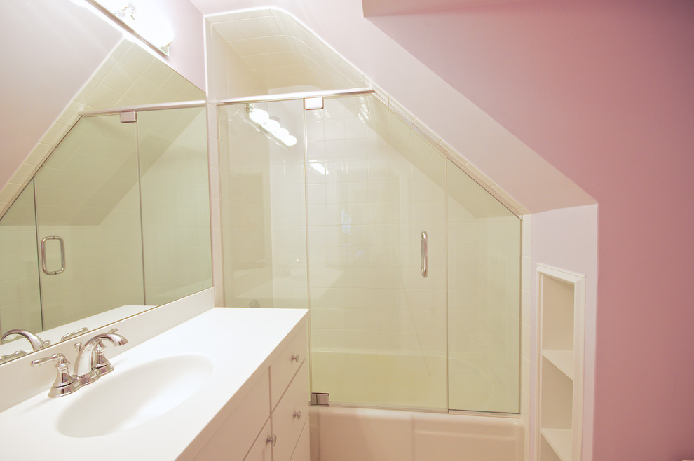 Inspiration för ett litet vintage badrum för barn, med ett integrerad handfat, släta luckor, vita skåp, bänkskiva i akrylsten, ett badkar i en alkov, en dusch/badkar-kombination, vit kakel, porslinskakel, rosa väggar och klinkergolv i keramik