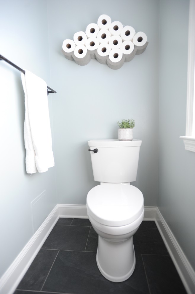 Idéer för mellanstora industriella grått en-suite badrum, med släta luckor, skåp i ljust trä, ett badkar i en alkov, en toalettstol med separat cisternkåpa, vit kakel, porslinskakel, gröna väggar, klinkergolv i keramik, ett undermonterad handfat, granitbänkskiva, grått golv och dusch med skjutdörr
