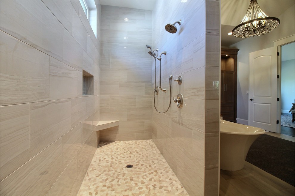Inspiration för mycket stora amerikanska vitt en-suite badrum, med luckor med infälld panel, skåp i mörkt trä, ett fristående badkar, en kantlös dusch, en toalettstol med hel cisternkåpa, grå kakel, keramikplattor, grå väggar, klinkergolv i keramik, ett undermonterad handfat, bänkskiva i kvarts, grått golv och med dusch som är öppen