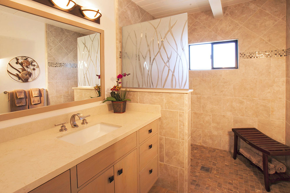 Идея дизайна: главная ванная комната среднего размера в современном стиле с светлыми деревянными фасадами, открытым душем, унитазом-моноблоком, коричневой плиткой, керамогранитной плиткой, бежевыми стенами, полом из керамогранита, врезной раковиной и столешницей из искусственного кварца