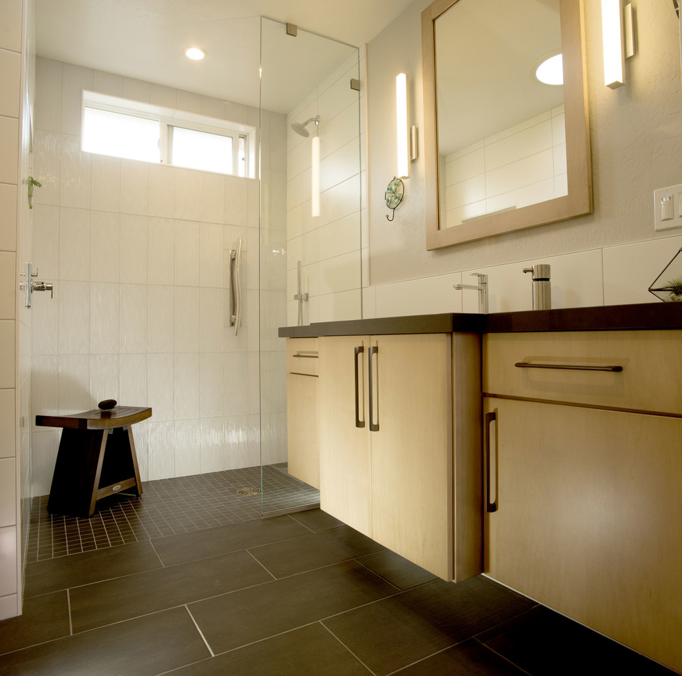 Inredning av ett modernt litet svart svart badrum, med släta luckor, skåp i mellenmörkt trä, en dusch i en alkov, en vägghängd toalettstol, vit kakel, keramikplattor, vita väggar, klinkergolv i porslin, svart golv och med dusch som är öppen