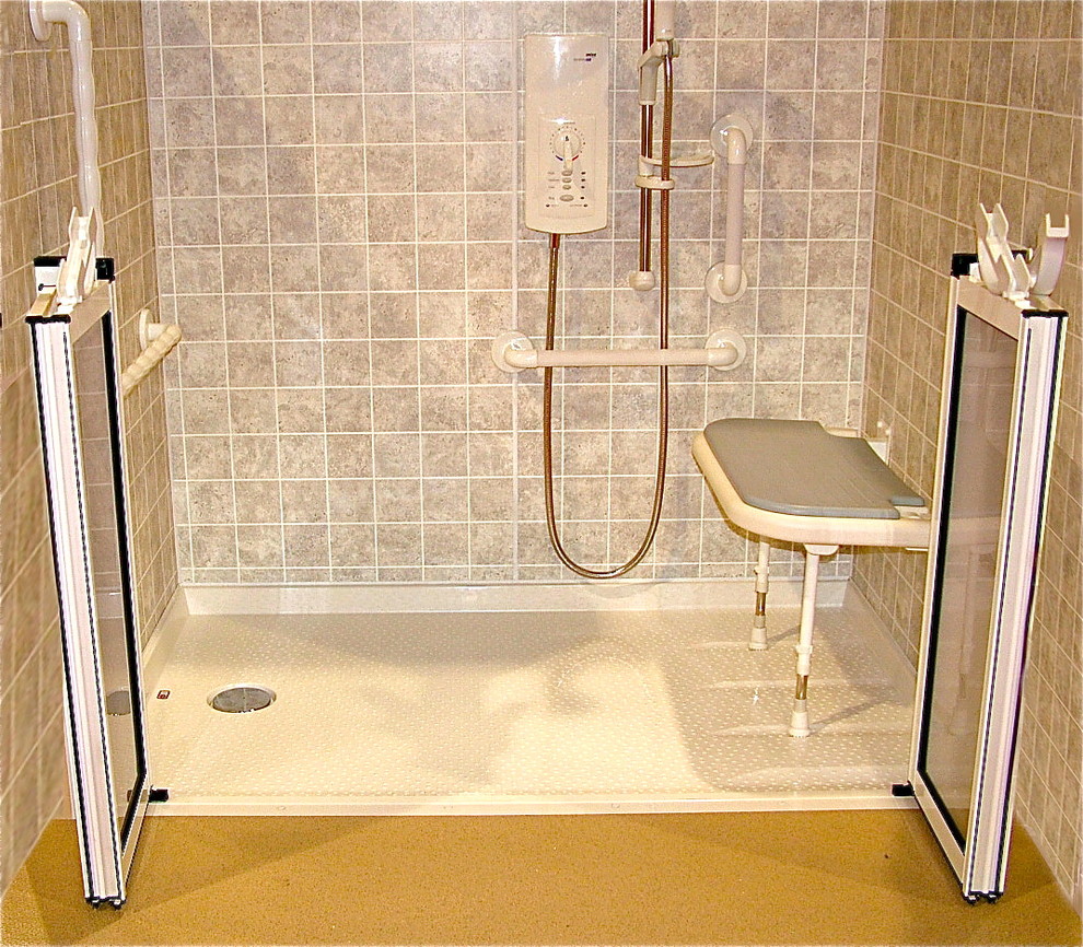 Foto di una stanza da bagno padronale chic di medie dimensioni con doccia a filo pavimento, piastrelle beige, piastrelle in ceramica, pareti beige e pavimento in laminato