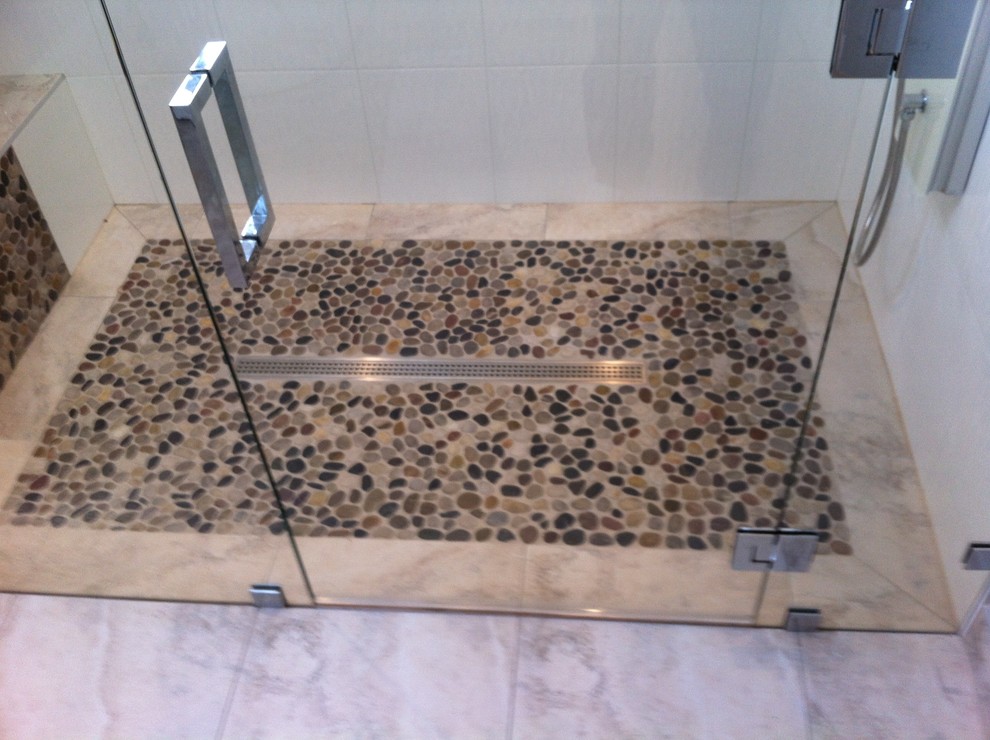 Foto på ett mellanstort vintage badrum med dusch, med luckor med glaspanel, en dusch i en alkov, vit kakel, keramikplattor, vita väggar, klinkergolv i småsten, brunt golv och dusch med gångjärnsdörr