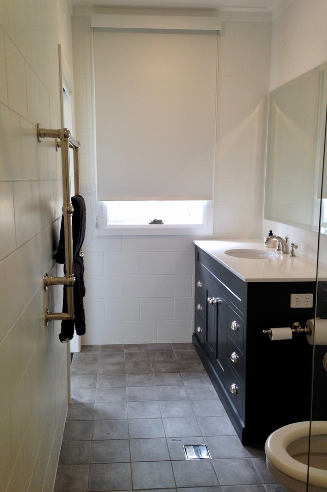 Photo of a contemporary bathroom in Canberra - Queanbeyan.