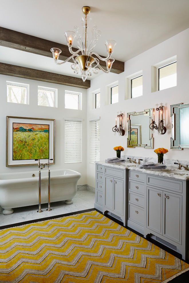 Пример оригинального дизайна: ванная комната в классическом стиле с врезной раковиной, фасадами с утопленной филенкой, серыми фасадами, отдельно стоящей ванной и белыми стенами