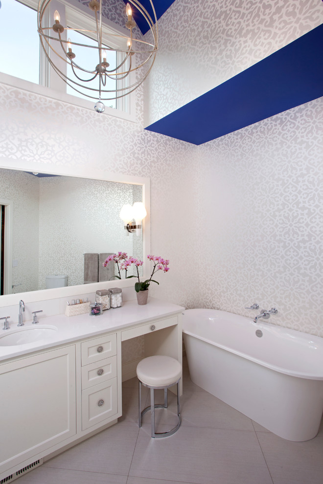 Klassisches Badezimmer mit Unterbauwaschbecken, weißen Schränken, Quarzit-Waschtisch, freistehender Badewanne, Porzellan-Bodenfliesen und Schrankfronten im Shaker-Stil in Minneapolis