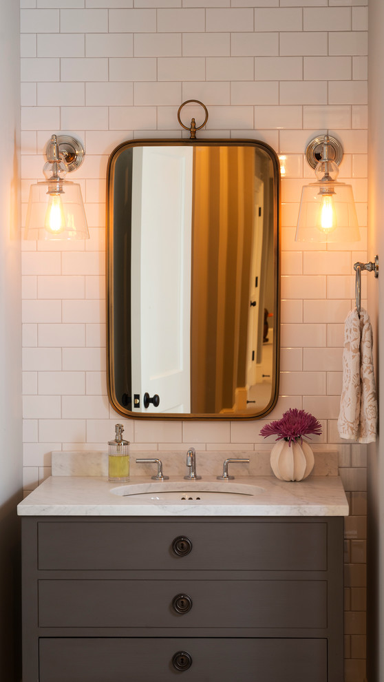 Источник вдохновения для домашнего уюта: ванная комната в классическом стиле с белыми фасадами, столешницей из гранита, отдельно стоящей ванной, белой плиткой, каменной плиткой и душевой кабиной