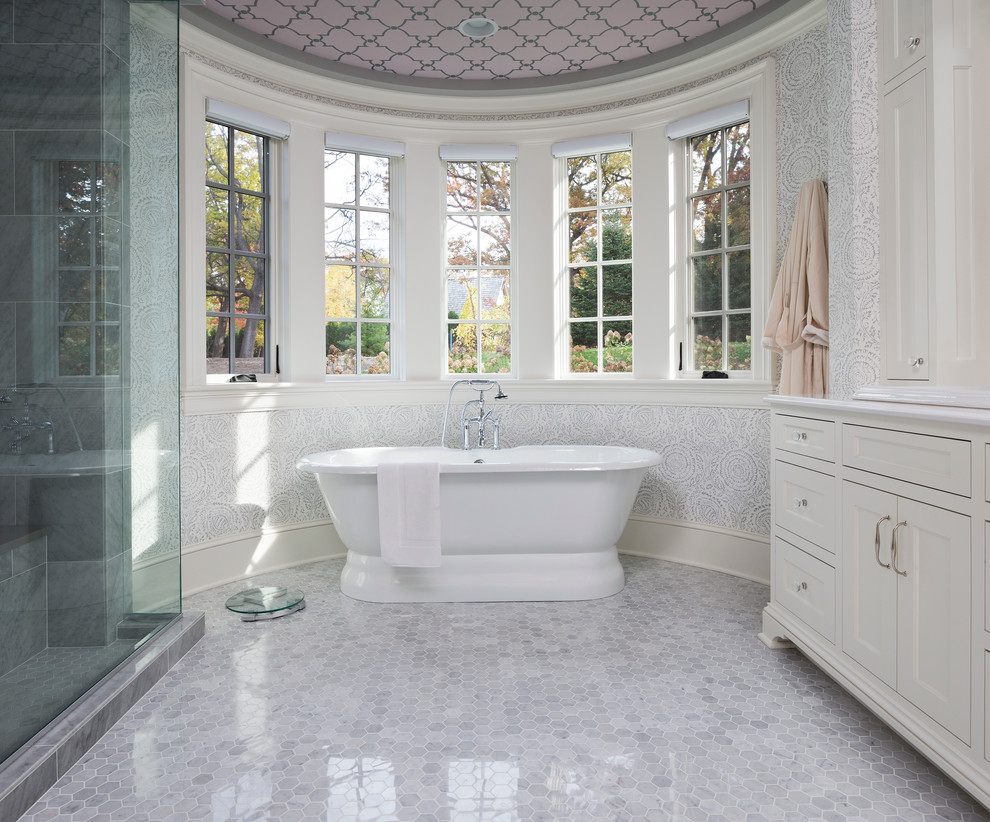 Источник вдохновения для домашнего уюта: главная ванная комната в классическом стиле с белыми фасадами, столешницей из гранита, отдельно стоящей ванной, белой плиткой и каменной плиткой