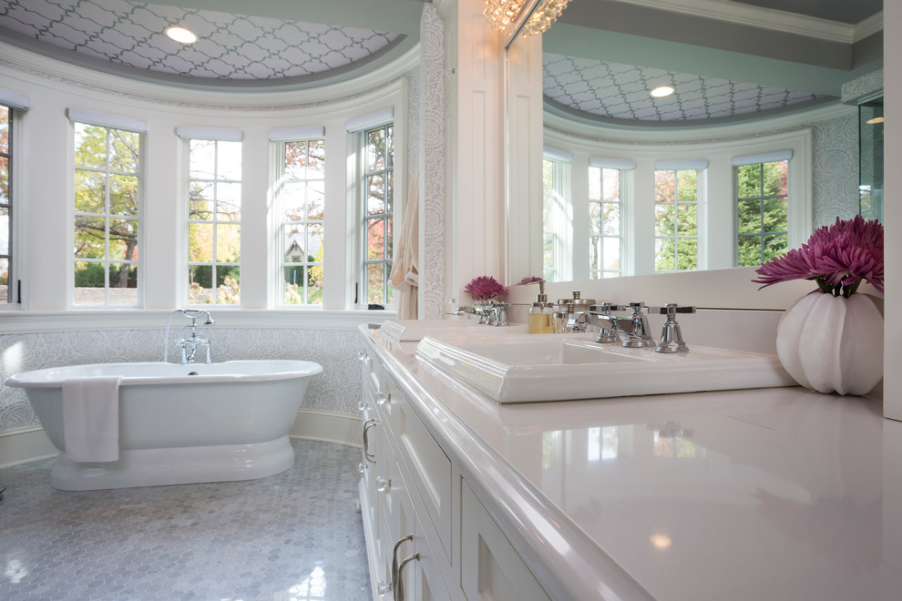 Источник вдохновения для домашнего уюта: главная ванная комната в классическом стиле с белыми фасадами, столешницей из гранита, отдельно стоящей ванной, белой плиткой и каменной плиткой
