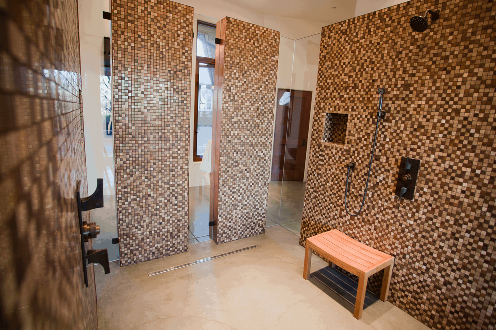 Стильный дизайн: ванная комната в современном стиле с двойным душем - последний тренд