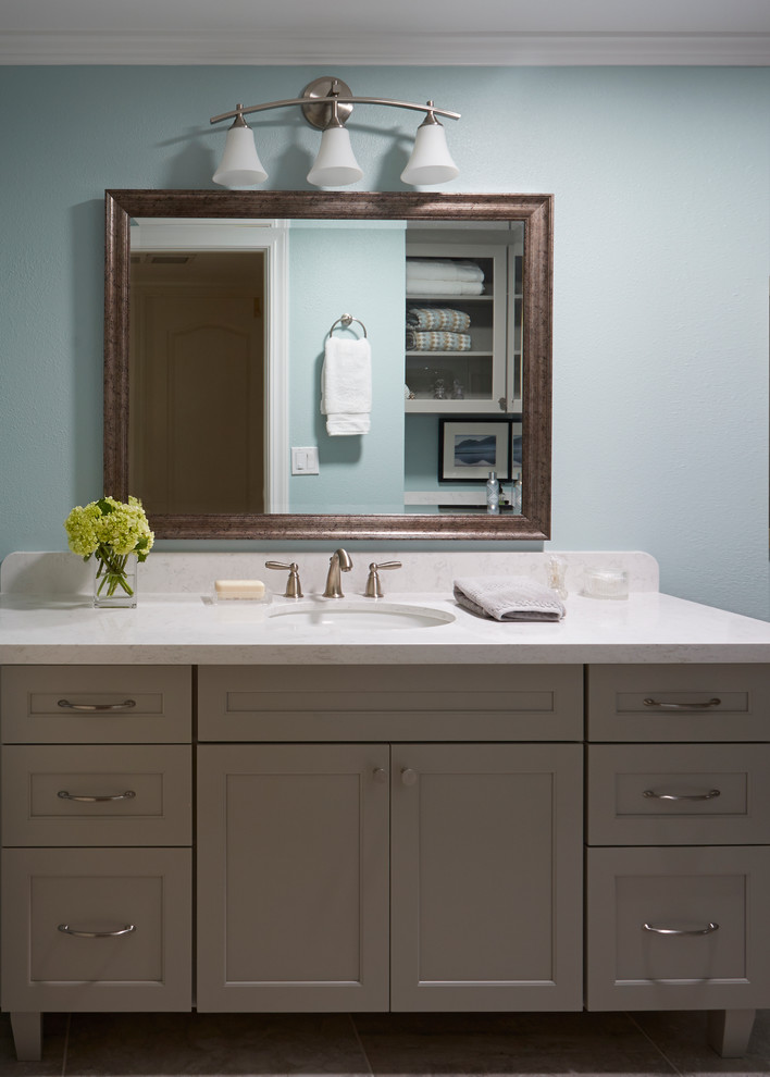 Exempel på ett mellanstort klassiskt badrum, med luckor med infälld panel, grå skåp, en öppen dusch, en toalettstol med separat cisternkåpa, grå kakel, porslinskakel, blå väggar, ett undermonterad handfat och bänkskiva i akrylsten