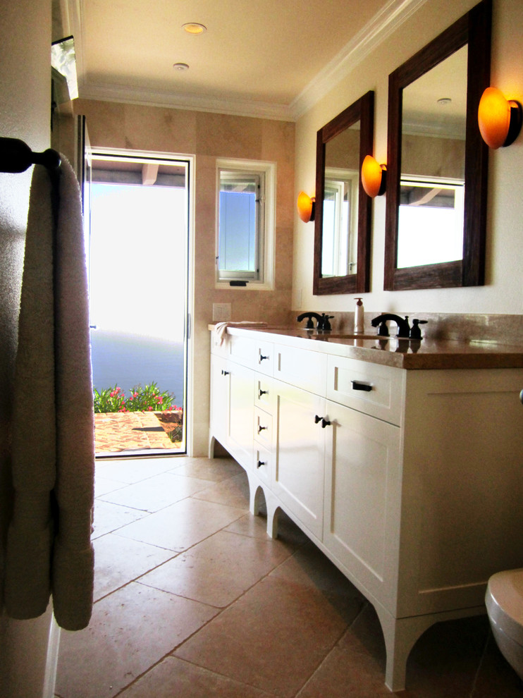 Exempel på ett litet klassiskt badrum med dusch, med skåp i shakerstil, vita skåp, bänkskiva i kalksten, en dusch i en alkov, en toalettstol med separat cisternkåpa, beige kakel, porslinskakel, gula väggar, travertin golv, ett undermonterad handfat, beiget golv och dusch med gångjärnsdörr