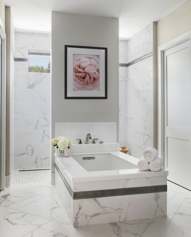 Cette image montre une grande salle de bain principale traditionnelle avec un placard à porte shaker, des portes de placard grises, une baignoire encastrée, une douche ouverte, un carrelage blanc, des carreaux de porcelaine, un mur beige, un sol en carrelage de porcelaine, un lavabo encastré, un plan de toilette en granite, un sol blanc, aucune cabine, un plan de toilette blanc, meuble simple vasque et meuble-lavabo encastré.