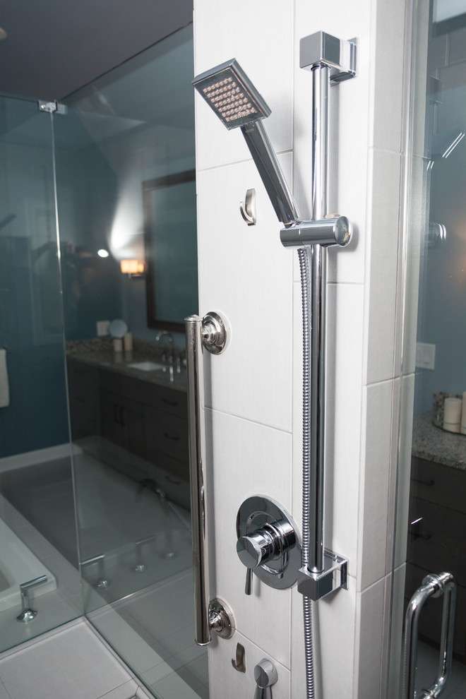 Exemple d'une grande salle de bain tendance avec un lavabo encastré, un placard à porte shaker, des portes de placard grises, un plan de toilette en granite, une baignoire posée, une douche ouverte, WC séparés, un carrelage bleu et des carreaux de porcelaine.
