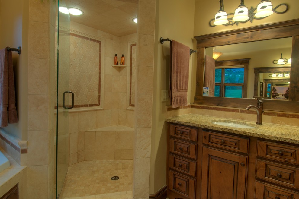 Inspiration för ett mellanstort vintage en-suite badrum, med luckor med infälld panel, skåp i slitet trä, ett platsbyggt badkar, en hörndusch, beige kakel, stenkakel, beige väggar, travertin golv, ett undermonterad handfat och granitbänkskiva