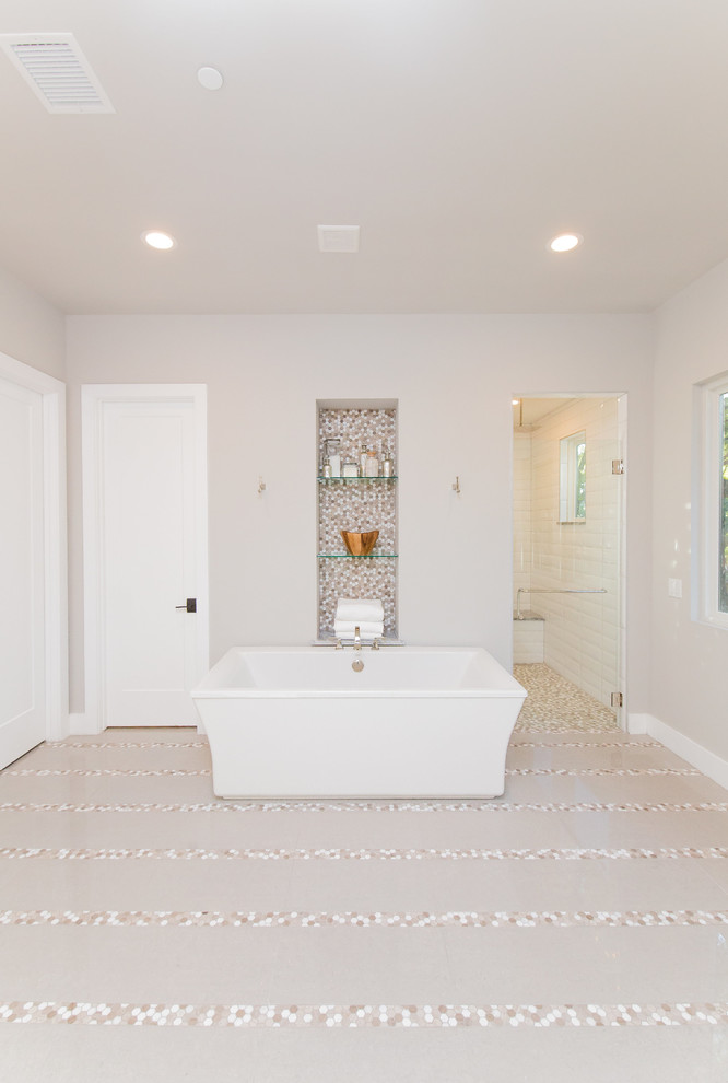 Bild på ett stort lantligt en-suite badrum, med skåp i shakerstil, grå skåp, ett fristående badkar, en kantlös dusch, en toalettstol med hel cisternkåpa, grå kakel, porslinskakel, grå väggar, klinkergolv i porslin, ett undermonterad handfat och marmorbänkskiva