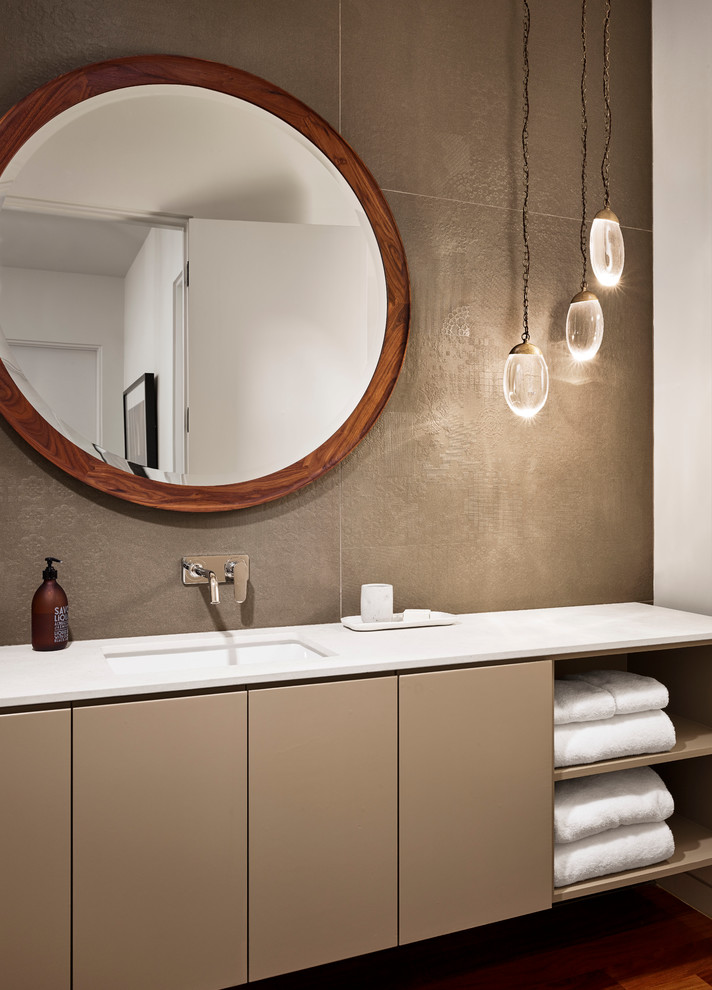 Inspiration för moderna badrum, med släta luckor, bruna skåp, beige väggar och ett undermonterad handfat