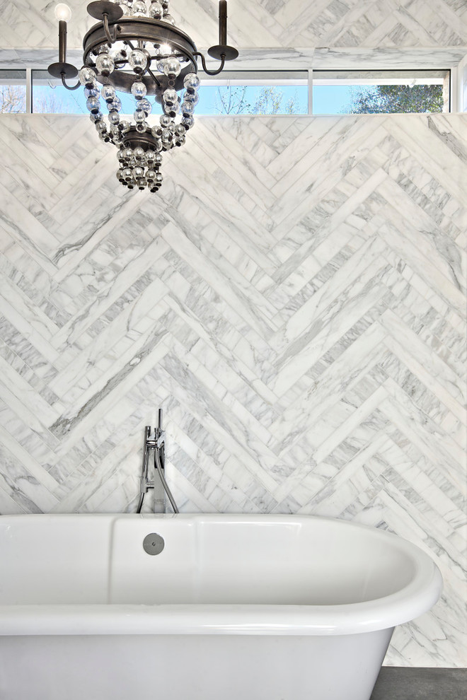 Bild på ett stort vintage vit vitt en-suite badrum, med ett fristående badkar, en öppen dusch, grå kakel, vit kakel, marmorkakel, med dusch som är öppen, möbel-liknande, en toalettstol med separat cisternkåpa, rosa väggar, betonggolv, ett piedestal handfat och grått golv