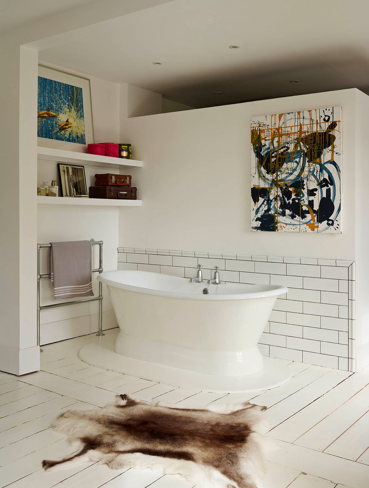 Стильный дизайн: большая ванная комната в современном стиле с плоскими фасадами, черными фасадами, отдельно стоящей ванной, белой плиткой, плиткой кабанчик, белыми стенами, деревянным полом и белым полом - последний тренд
