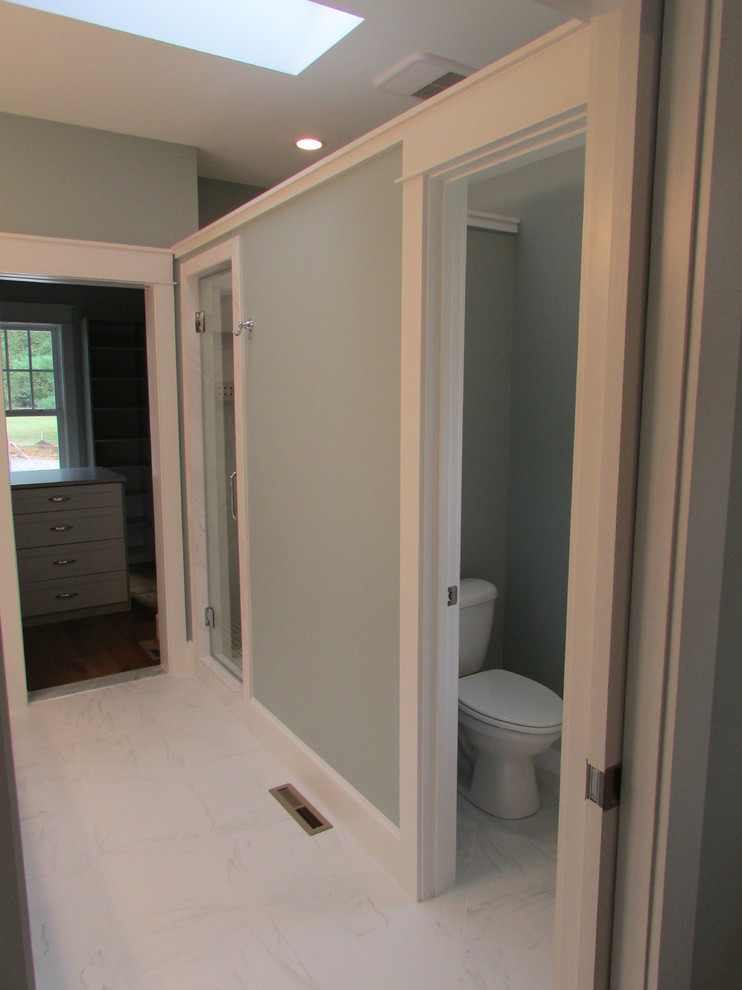 Пример оригинального дизайна: главная ванная комната среднего размера в стиле неоклассика (современная классика) с врезной раковиной, фасадами с утопленной филенкой, белыми фасадами, столешницей из гранита, душем в нише, белой плиткой, керамической плиткой, зелеными стенами и мраморным полом