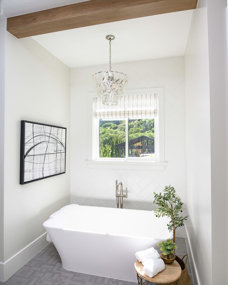 Foto di una stanza da bagno padronale country con vasca freestanding, pareti bianche, pavimento grigio e piastrelle bianche
