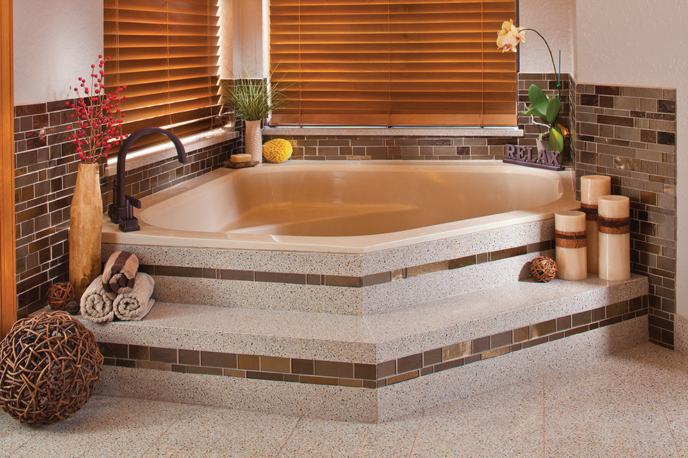 Idée de décoration pour une grande salle de bain principale design avec une baignoire posée, un carrelage marron, des carreaux en allumettes, un mur gris, un sol en terrazzo et un sol gris.