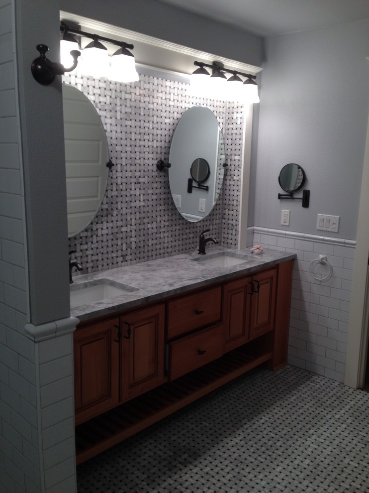 Réalisation d'une salle de bain principale design en bois brun de taille moyenne avec un lavabo posé, un placard en trompe-l'oeil, une baignoire en alcôve, une douche double, un carrelage gris, des carreaux de céramique, un mur gris, un sol en carrelage de céramique et un plan de toilette en marbre.