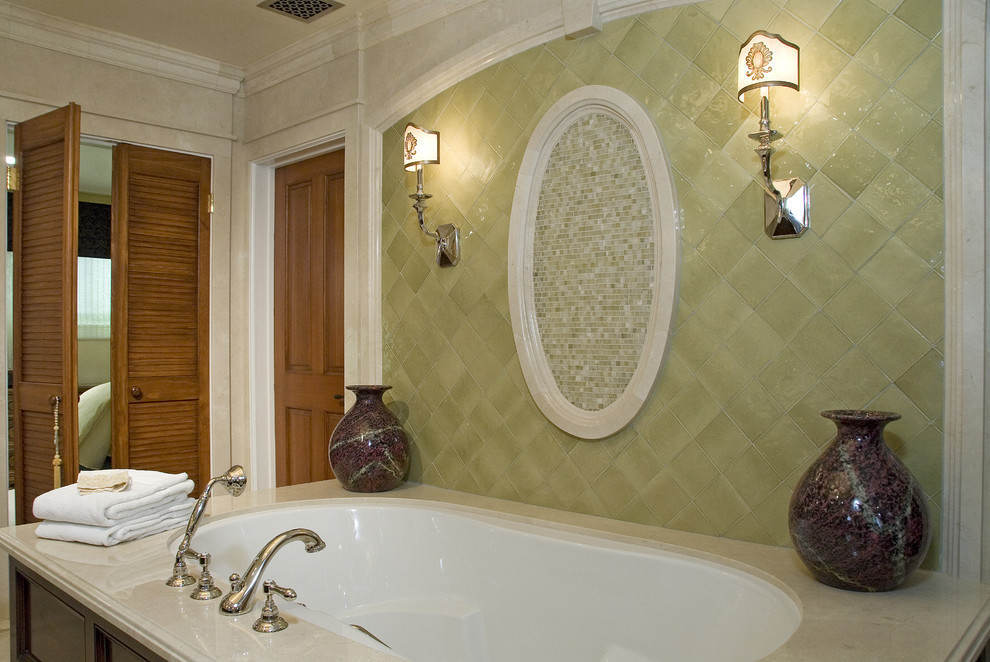 На фото: ванная комната в средиземноморском стиле с полновстраиваемой ванной, зеленой плиткой и плиткой мозаикой