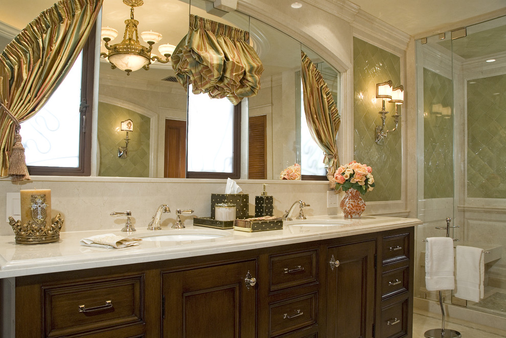 Imagen de cuarto de baño mediterráneo con lavabo bajoencimera, armarios con paneles empotrados, puertas de armario de madera en tonos medios, ducha empotrada y baldosas y/o azulejos verdes