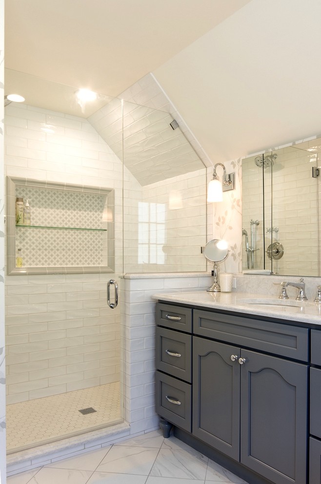 Bild på ett mellanstort vintage grå grått en-suite badrum, med skåp i shakerstil, grå skåp, ett badkar med tassar, vit kakel, tunnelbanekakel, beige väggar, klinkergolv i keramik, bänkskiva i kvarts, grått golv, dusch med gångjärnsdörr, en dusch i en alkov och ett undermonterad handfat
