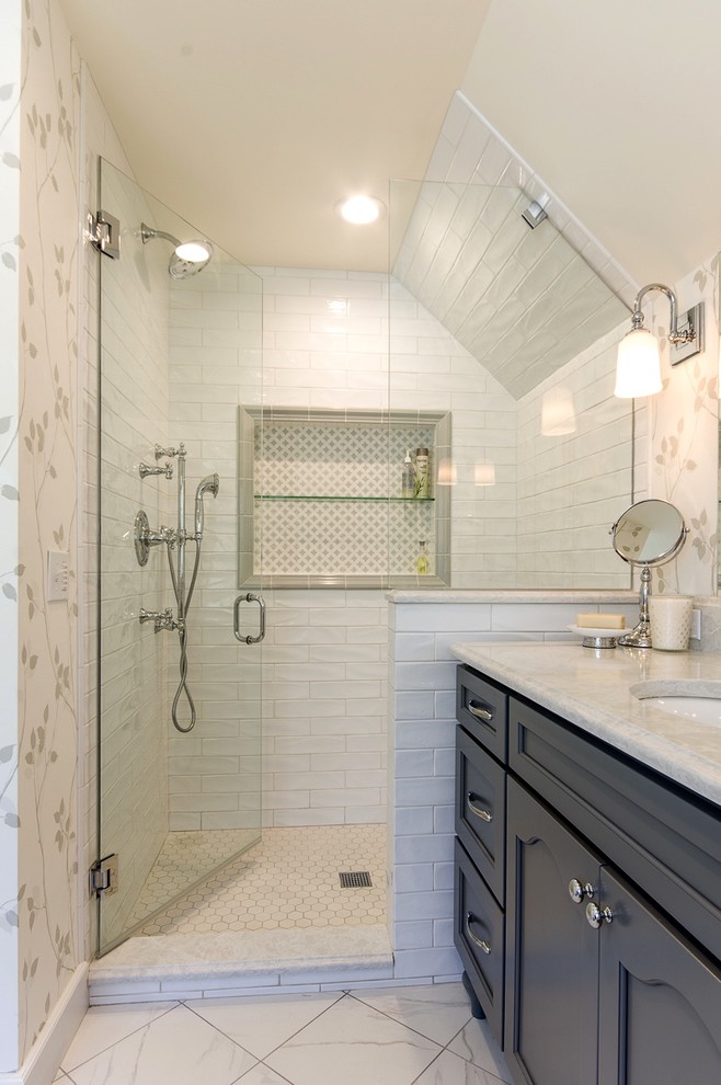 Стильный дизайн: главная ванная комната среднего размера в стиле неоклассика (современная классика) с фасадами в стиле шейкер, серыми фасадами, ванной на ножках, унитазом-моноблоком, белой плиткой, плиткой кабанчик, бежевыми стенами, полом из керамической плитки, столешницей из искусственного кварца, серым полом, душем с распашными дверями, душем в нише и врезной раковиной - последний тренд