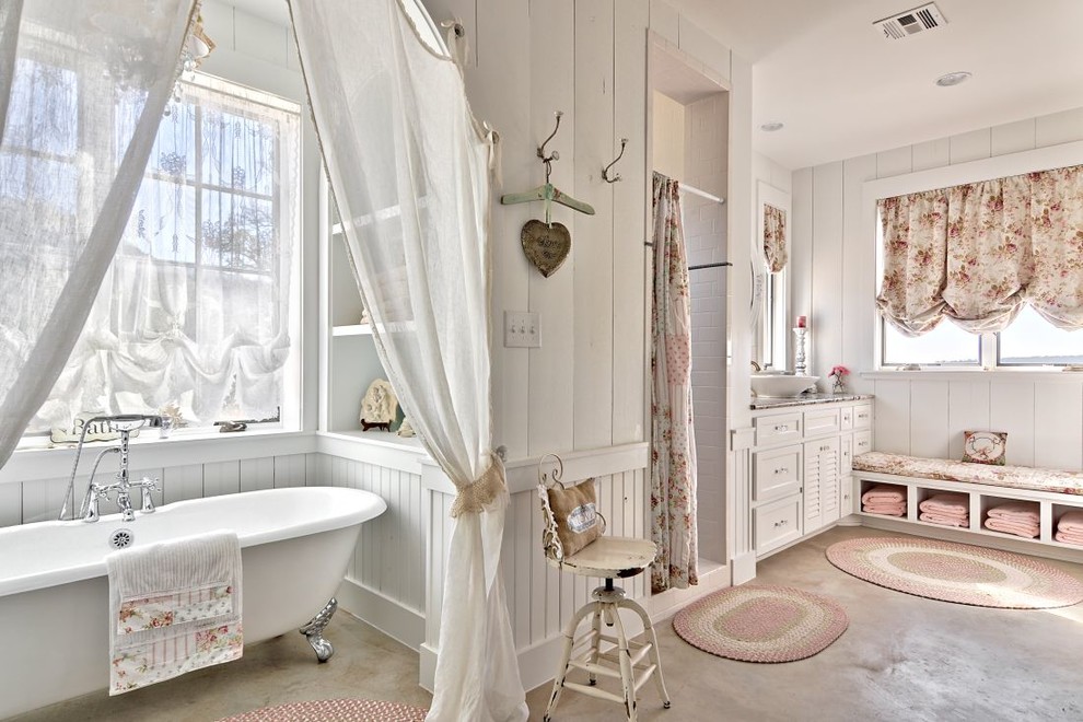 Inspiration för shabby chic-inspirerade badrum, med ett fristående handfat, vita skåp, ett badkar med tassar, en dusch i en alkov, vita väggar och betonggolv