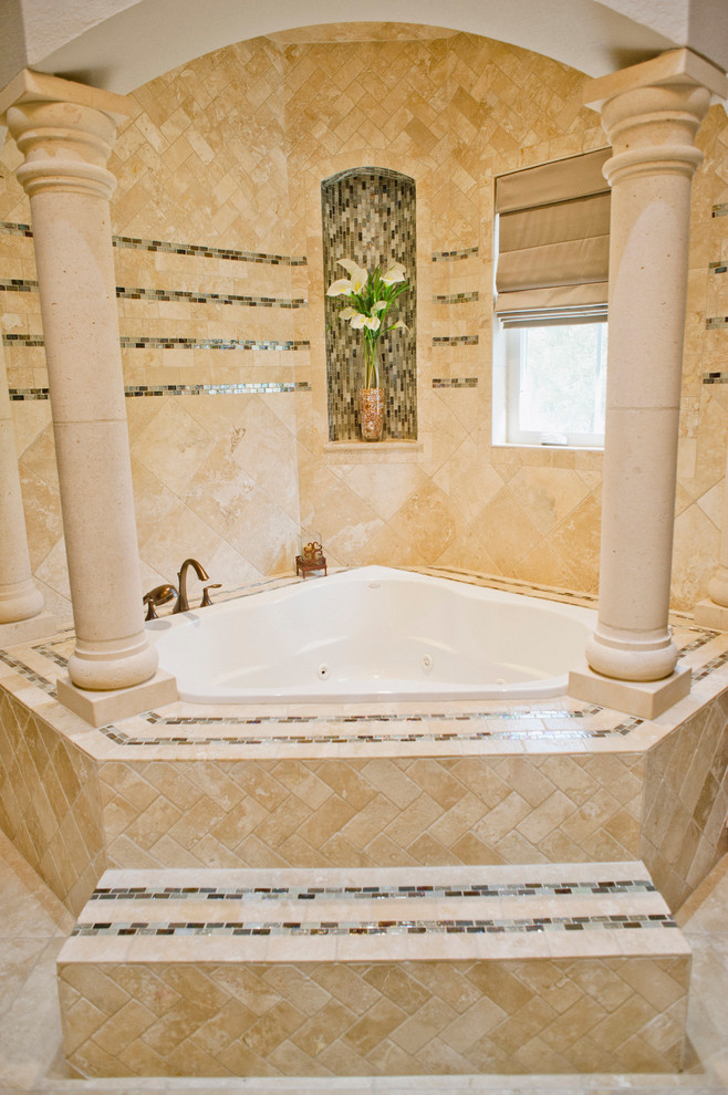 Idéer för att renovera ett litet amerikanskt badrum med dusch, med luckor med upphöjd panel, skåp i slitet trä, en jacuzzi, en öppen dusch, en toalettstol med hel cisternkåpa, flerfärgad kakel, beige väggar, travertin golv, ett fristående handfat och granitbänkskiva