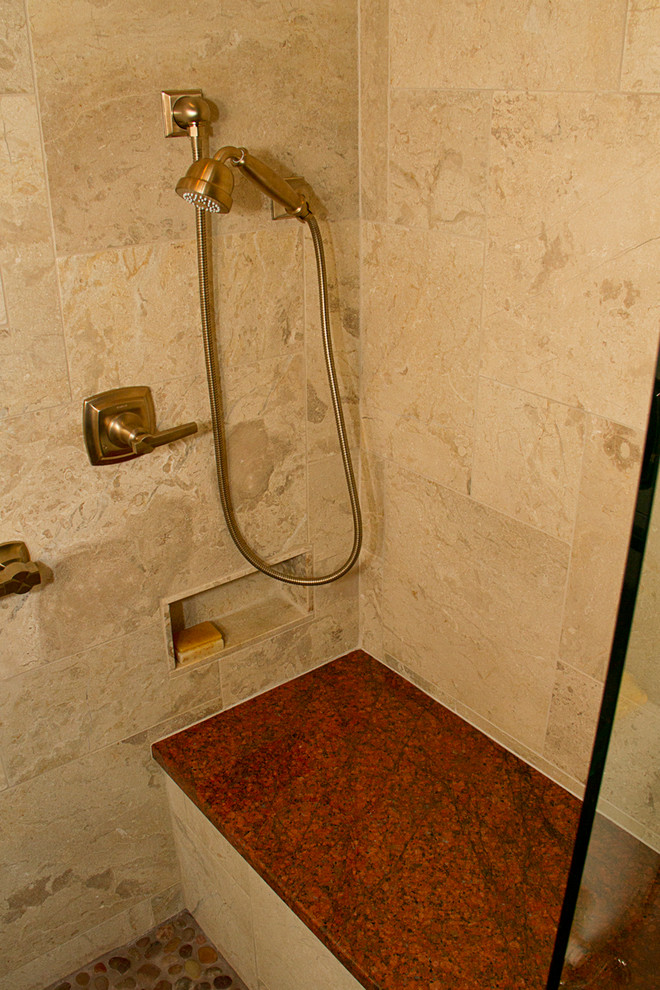 Aménagement d'une salle de bain principale contemporaine en bois foncé de taille moyenne avec un placard à porte plane, une douche à l'italienne, WC à poser, un carrelage beige, des dalles de pierre, un mur gris, un sol en galet, un lavabo encastré et un plan de toilette en granite.