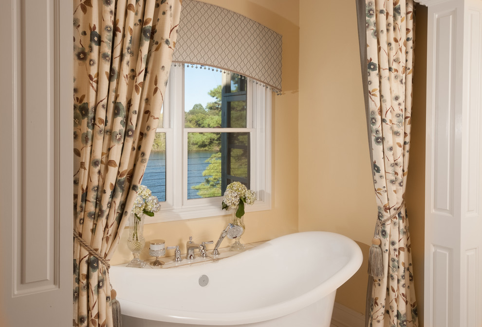 Kleines Klassisches Badezimmer En Suite mit freistehender Badewanne, gelber Wandfarbe, Marmorboden und weißem Boden in Sonstige
