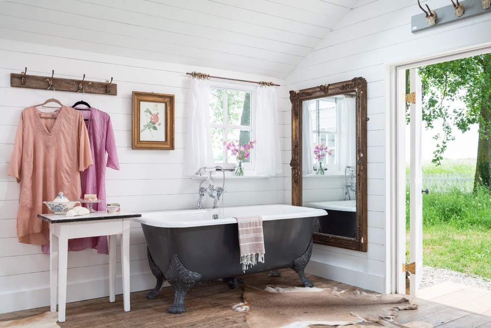 Immagine di una stanza da bagno per bambini shabby-chic style di medie dimensioni con vasca con piedi a zampa di leone, pareti bianche, parquet chiaro e pavimento beige