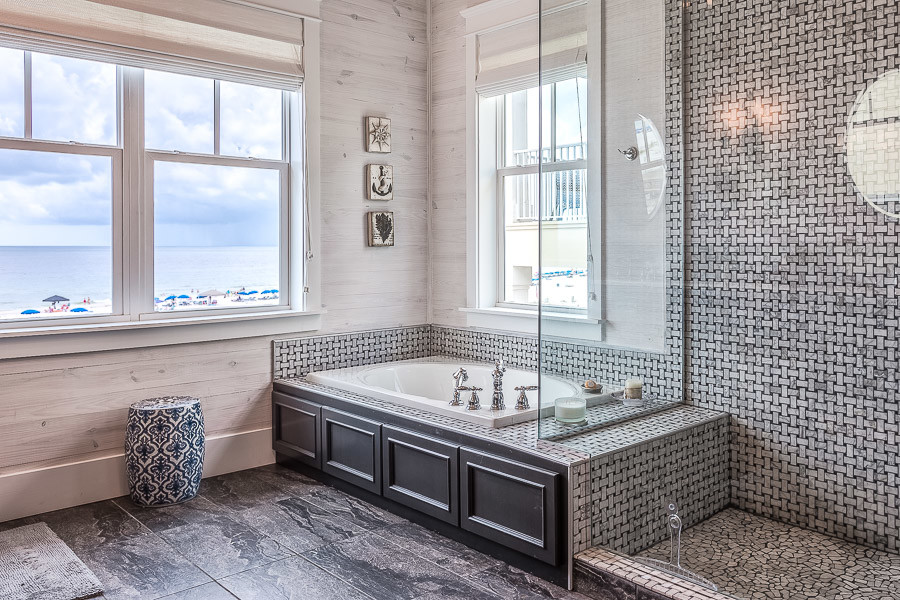 На фото: большая главная ванная комната в морском стиле с врезной раковиной, накладной ванной, угловым душем, разноцветной плиткой, керамической плиткой, бежевыми стенами и полом из керамической плитки