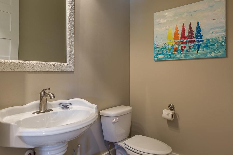Idéer för mellanstora maritima badrum med dusch, med ett piedestal handfat, en toalettstol med separat cisternkåpa och beige väggar