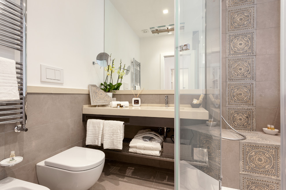 Idéer för ett litet modernt badrum med dusch, med öppna hyllor, bruna skåp, en hörndusch, en toalettstol med separat cisternkåpa, beige kakel, grå kakel, brun kakel, vita väggar, ett nedsänkt handfat, grått golv och dusch med gångjärnsdörr