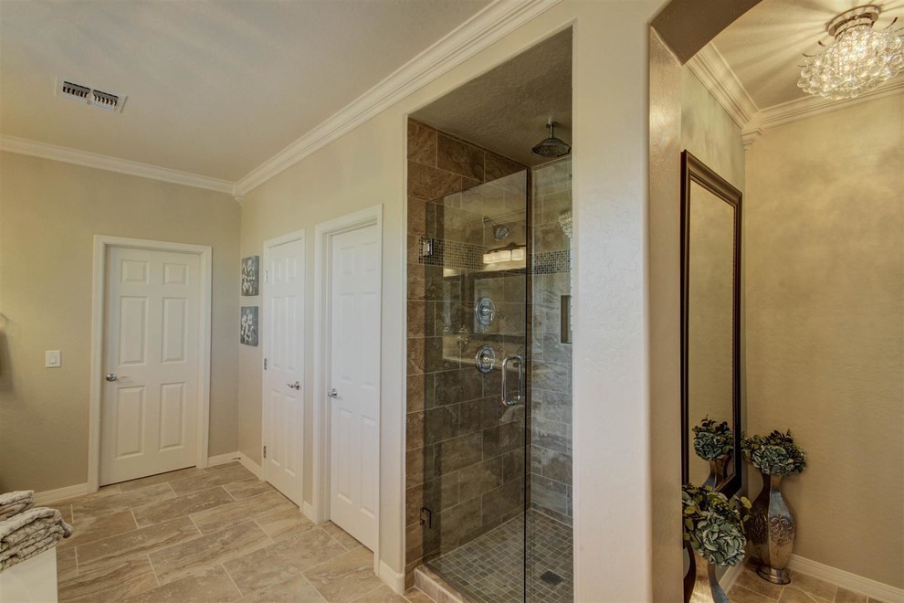 Großes Klassisches Badezimmer En Suite mit beigen Fliesen, Porzellanfliesen, beiger Wandfarbe, Porzellan-Bodenfliesen, Duschnische und integriertem Waschbecken in Phoenix