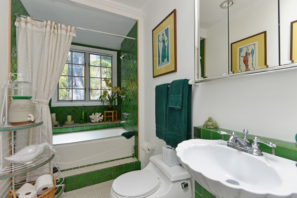 Foto på ett tropiskt badrum, med ett piedestal handfat och dusch med duschdraperi
