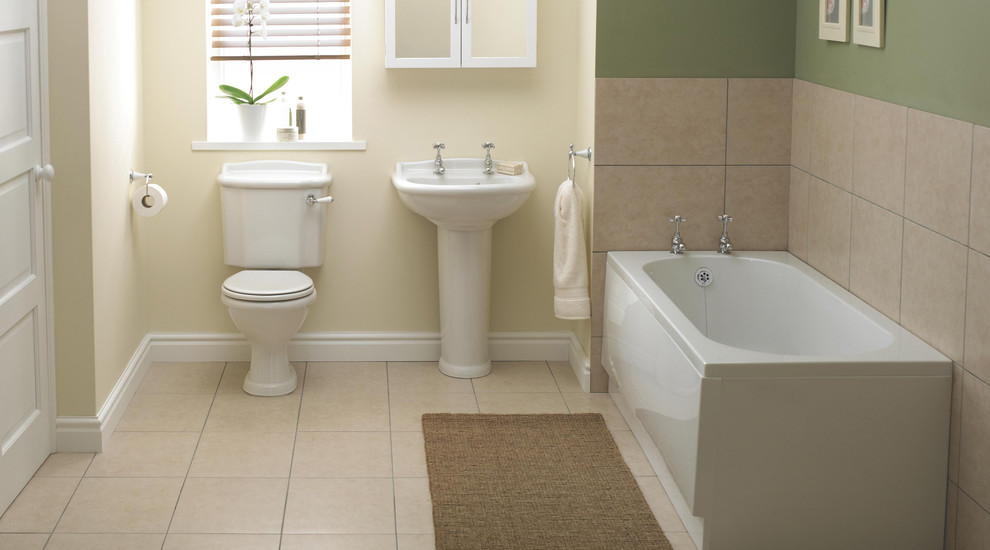 Bild på ett litet funkis badrum, med ett väggmonterat handfat, ett platsbyggt badkar, en toalettstol med separat cisternkåpa, beige kakel, beige väggar och klinkergolv i keramik