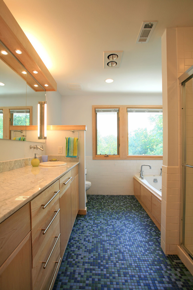 Idee per una stanza da bagno minimal con piastrelle a mosaico
