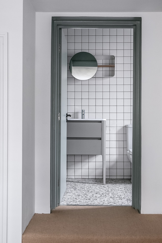 Bild på ett mellanstort funkis en-suite badrum, med ett fristående badkar, en dusch/badkar-kombination, en toalettstol med hel cisternkåpa, grön kakel, keramikplattor, gröna väggar, terrazzogolv, ett piedestal handfat, flerfärgat golv och med dusch som är öppen
